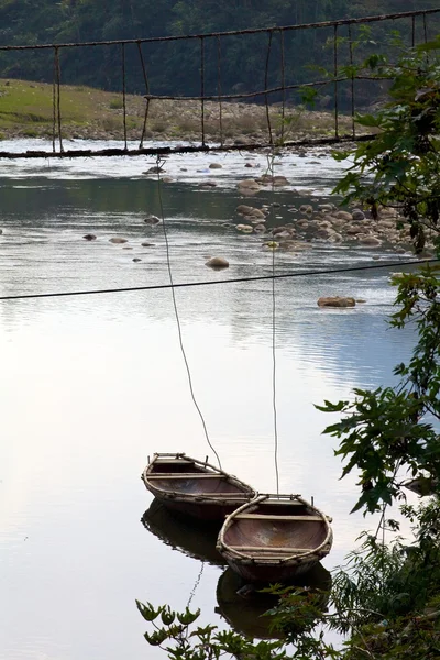 Boats tied to bridge in Vietnam — Stock Photo, Image