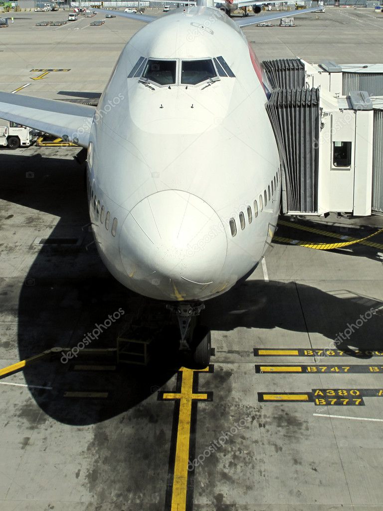 747 at airport gate