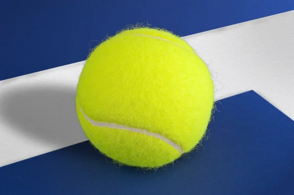 行にテニス ・ ボール — ストック写真