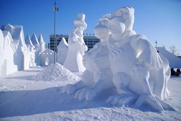 Escultura de nieve de dos pollos Imágenes de stock libres de derechos
