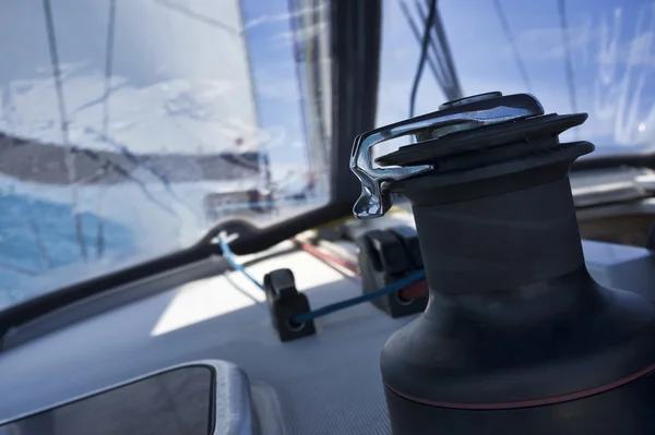 Cruising på en segelbåt, vinsch — Stockfoto