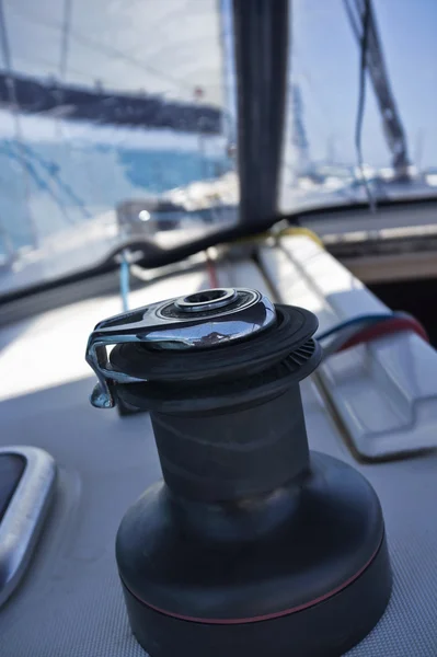 Cruising på en segelbåt, vinsch — Stockfoto