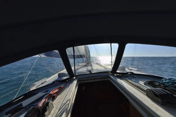 Cruising på en segelbåt — Stockfoto