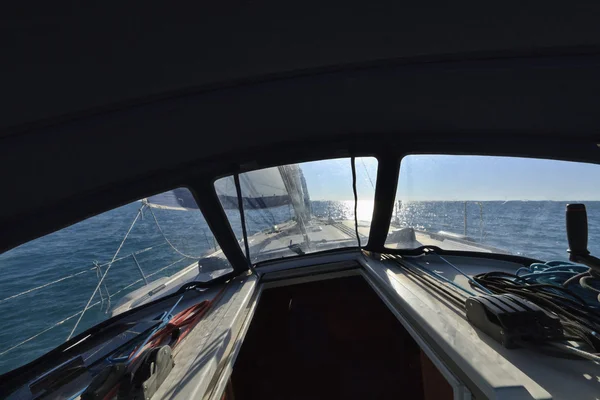 Kreuzfahrt auf einem Segelboot — Stockfoto