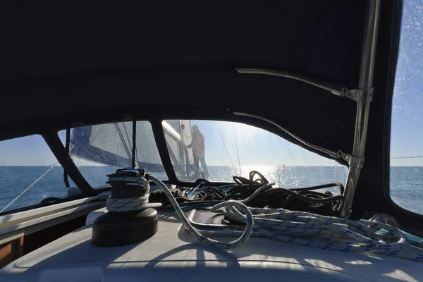 Cruising op een zeilschip — Stockfoto