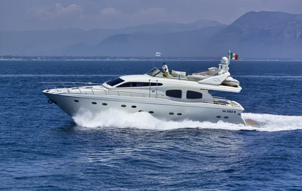 Itálie, luxusní jachty, tirrenian moře, rizzardi 65 — Stock fotografie