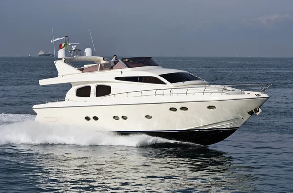 Италия, роскошная яхта, Тирренское море, Rizzardi 65 — стоковое фото