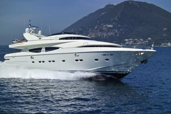 Italia, S.Felice Circeo, yacht di lusso Rizzardi Posillipo Technema 95 — Foto Stock