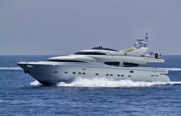 Italie, S.Felice Circeo, yacht de luxe Rizzardi Posillipo Technema 95 — Photo