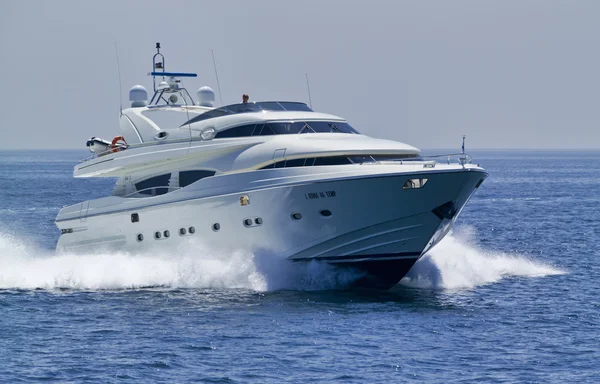 Włochy, s.felice circeo, luksusowy jacht rizzardi posillipo technema 95 — Zdjęcie stockowe