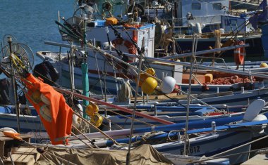 İtalya, Sicilya, marina di ragusa, balıkçı tekneleri limanda