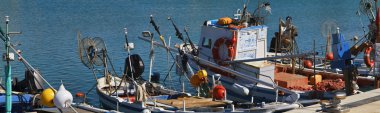 İtalya, Sicilya, marina di ragusa, balıkçı tekneleri limanda