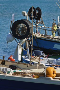 İtalya, Sicilya, marina di ragusa, balıkçı tekneleri limanda