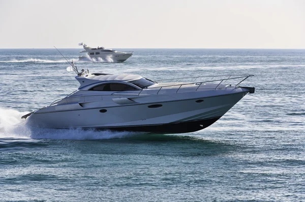 Włochy, morze tirrenian, u wybrzeży fiumicino (Rzym), luksusowy jacht — Zdjęcie stockowe