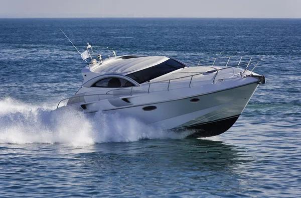 Italia, Mar Tirreno, al largo della costa di Fiumicino (Roma), yacht di lusso — Foto Stock