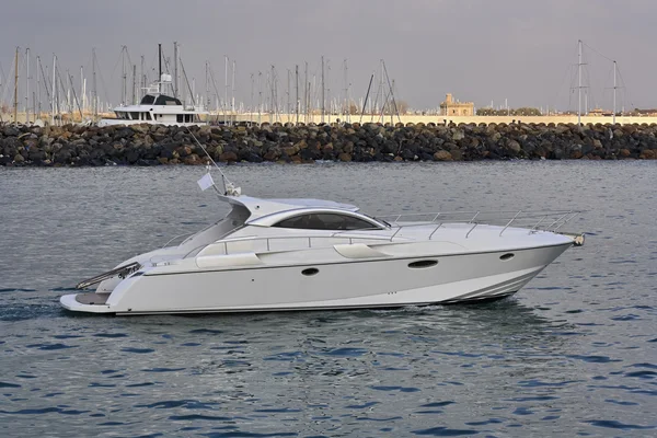 Olaszország, tengeri tirrenian, marina fiumicino (rome), luxus yacht rizzardi 45 — Stock Fotó