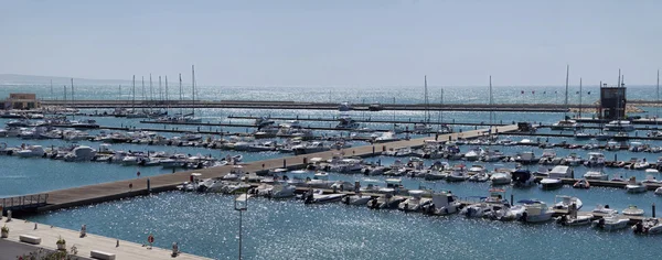 Italia, Sicilia, Mar Mediterráneo, Marina di Ragusa, yates de lujo —  Fotos de Stock