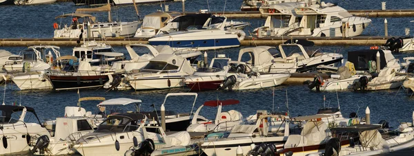 Itália, Siciliy, Mar Mediterrâneo, Marina di Ragusa, vista de iates de luxo — Fotografia de Stock
