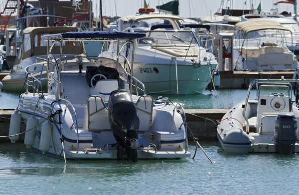 Italien, sizilianisch, Mittelmeer, Yachthafen von Ragusa, Blick auf Luxusyachten — Stockfoto