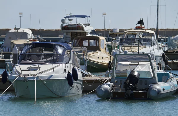 Италия, Siciliy, Средиземное море, Marina di Ragusa, вид роскошных яхт — стоковое фото