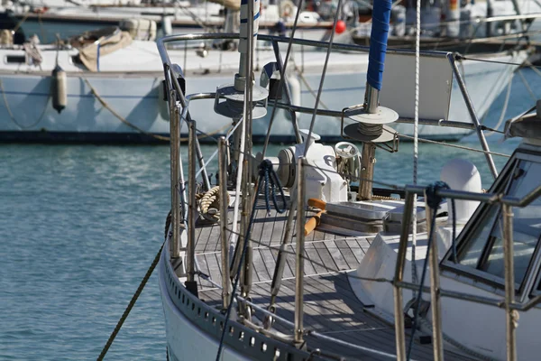 Itália, Siciliy, Mar Mediterrâneo, Marina di Ragusa, veleiros — Fotografia de Stock
