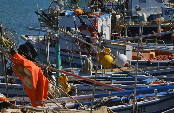 İtalya, Sicilya, marina di ragusa, balıkçı tekneleri limanda — Stok fotoğraf