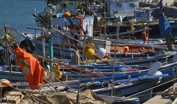Italia, Sicilia, Marina di Ragusa, barcos de pesca en el puerto — Foto de Stock