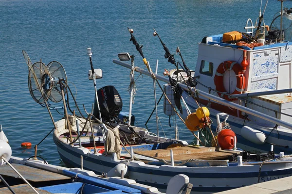 意大利，西西里岛，玛丽娜迪拉古萨在港口的渔船 — 图库照片