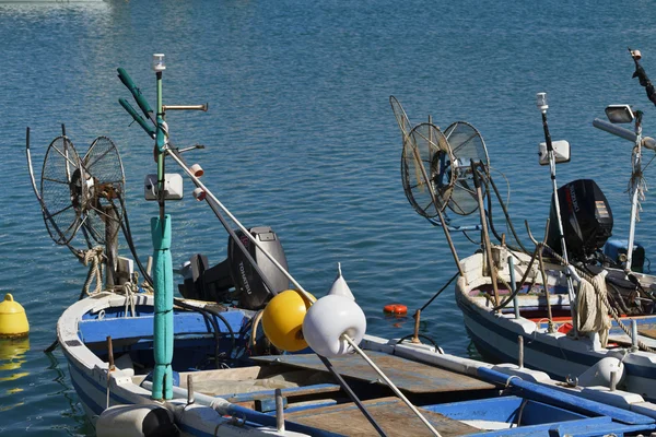 Ιταλία, Σικελία, marina di Ραγκούσα, ψαροκάικα στο λιμάνι — Φωτογραφία Αρχείου
