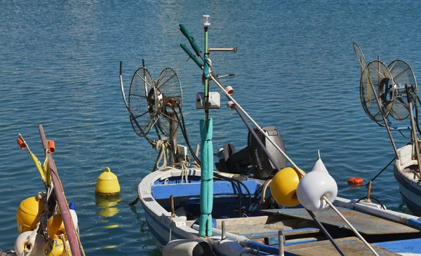 Italia, Sicilia, Marina di Ragusa, barche da pesca nel porto — Foto Stock