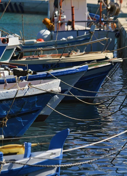 Italia, Sicilia, Marina di Ragusa, barcos de pesca en el puerto — Foto de Stock