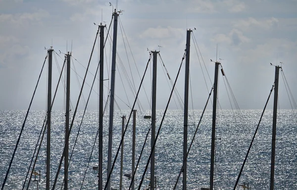 Italia, Sicilia, Mar Mediterráneo, Marina di Ragusa, mástiles de velero en —  Fotos de Stock