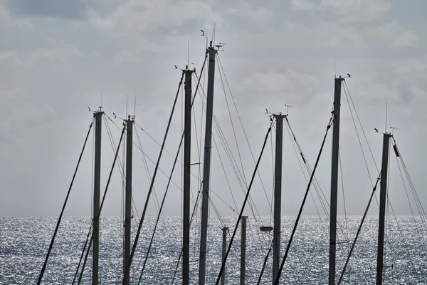 Itália, Siciliy, Mar Mediterrâneo, Marina di Ragusa, mastros de barco à vela em — Fotografia de Stock