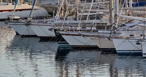 Italy, Siciliy, Mediterranean sea, Marina di Ragusa, view of luxury yachts — Stock Photo, Image