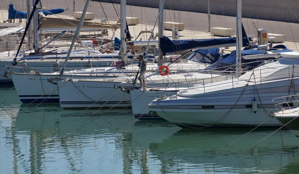 Włochy, Morze Śródziemne, dzielnicy marina di ragusa, widok luksusowych jachtów — Zdjęcie stockowe