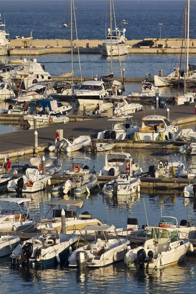 Italia, Sicilia, Marea Mediterană, Marina di Ragusa, vedere la iahturi de lux — Fotografie, imagine de stoc