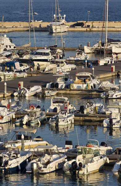Włochy, Morze Śródziemne, dzielnicy marina di ragusa, widok luksusowych jachtów — Zdjęcie stockowe
