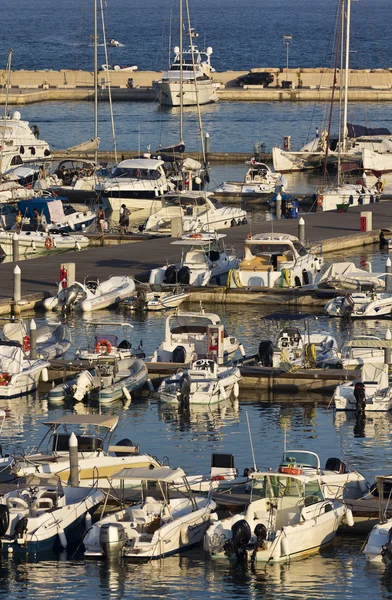 Italie, Sicile, Mer Méditerranée, Marina di Ragusa, vue sur les yachts de luxe — Photo