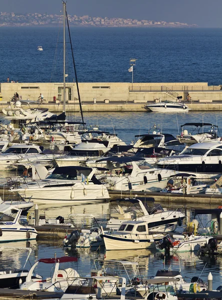 Italien, Sicilien, Middelhavet, Marina di Ragusa, visning af luksusyachter - Stock-foto