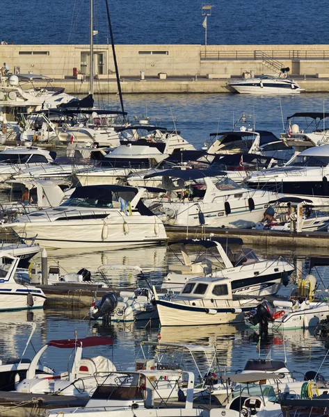 イタリア、siciliy、地中海、マリーナ ディ ラグーザ地区、贅沢なヨットの眺め — ストック写真