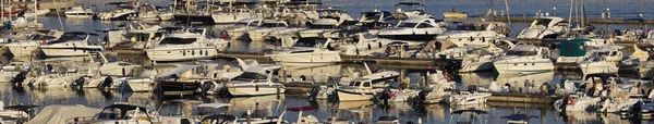 Италия, Siciliy, Средиземное море, Marina di Ragusa, вид роскошных яхт — стоковое фото