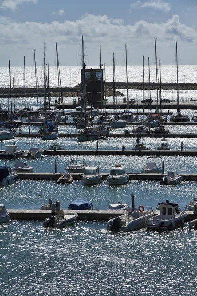 Ιταλία, siciliy, Μεσόγειος, marina di Ραγκούσα, προβολή των πολυτελών γιοτ — Φωτογραφία Αρχείου