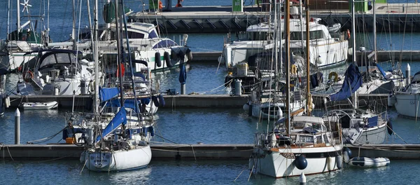 Italien, Sicilien, Medelhavet, marina di ragusa, Visa av lyxbåtar — Stockfoto