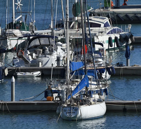 Italia, Sicilia, Mar Mediterraneo, Marina di Ragusa, veduta di yacht di lusso — Foto Stock