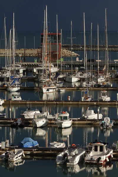 Itálie, siciliy, Středozemní moře, marina di ragusa, pohled na luxusní jachty — Stock fotografie