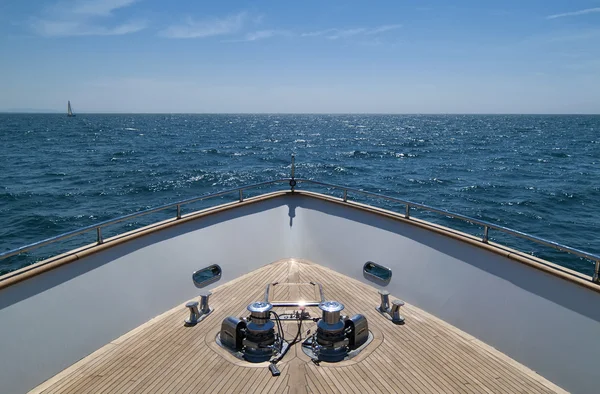 イタリア、トスカーナ、ヴィアレッジョ、tecnomar 35 飛ぶ高級ヨットの弓します。 — ストック写真