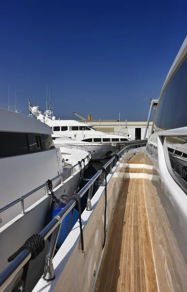 Itálie, Toskánsko, viareggio, luxusní jachty v přístavu — Stock fotografie