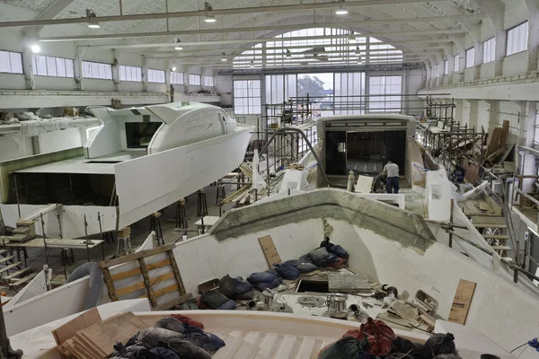 Италия, Тоскана, Виареджо, Teccar 35 Открытая роскошная яхта на стадии строительства — стоковое фото