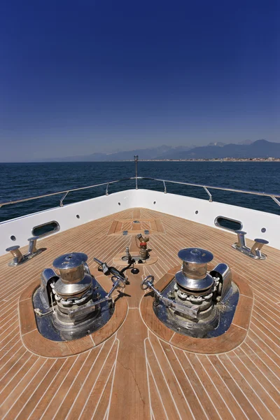 Włochy, morze tirrenian, od wybrzeża viareggio, w Toskanii, luksusowy jacht tec — Zdjęcie stockowe