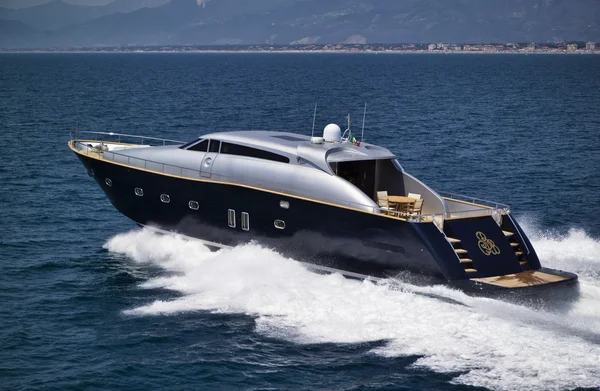Италия, Тоскана, Виареджо, роскошная яхта Teccar Velvet 26 — стоковое фото